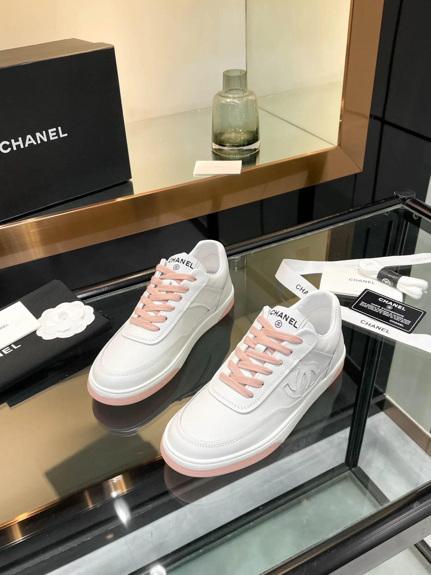 👟👟Ex-factory price 520👟👟Chanel Chanel 25SF latest model full leather panda color white shoes casual sports shoes skateboard shoes original purchase and development production Xiaoxiang C Home Another super popular item in the counter, loved by Internet celebrity bloggers and sisters, and various praises on social platforms. It is very popular, has a high texture, is breathable and super spring and summer. Seeing this issue always arouses the inner desire of girls for fashion. The latest suede material, classic black and white color, full of fashionable feeling on the feet, easy to care for. Fabric: Original customized imported cowhide material. Lining: Customized soft sheepskin lining. Sole: Original molded TPU non-slip outsole. Bottom thickness: 2.5CM. Size: Women's size 35-40 (custom-made sizes 40 are non-refundable)